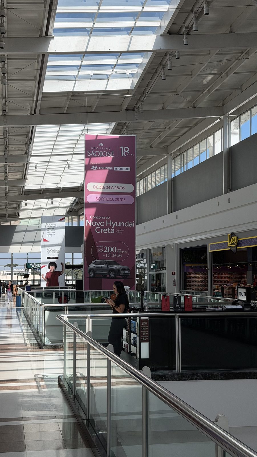 Banner suspenso do Dia das Mães no átrio, com o Hyundai Creta