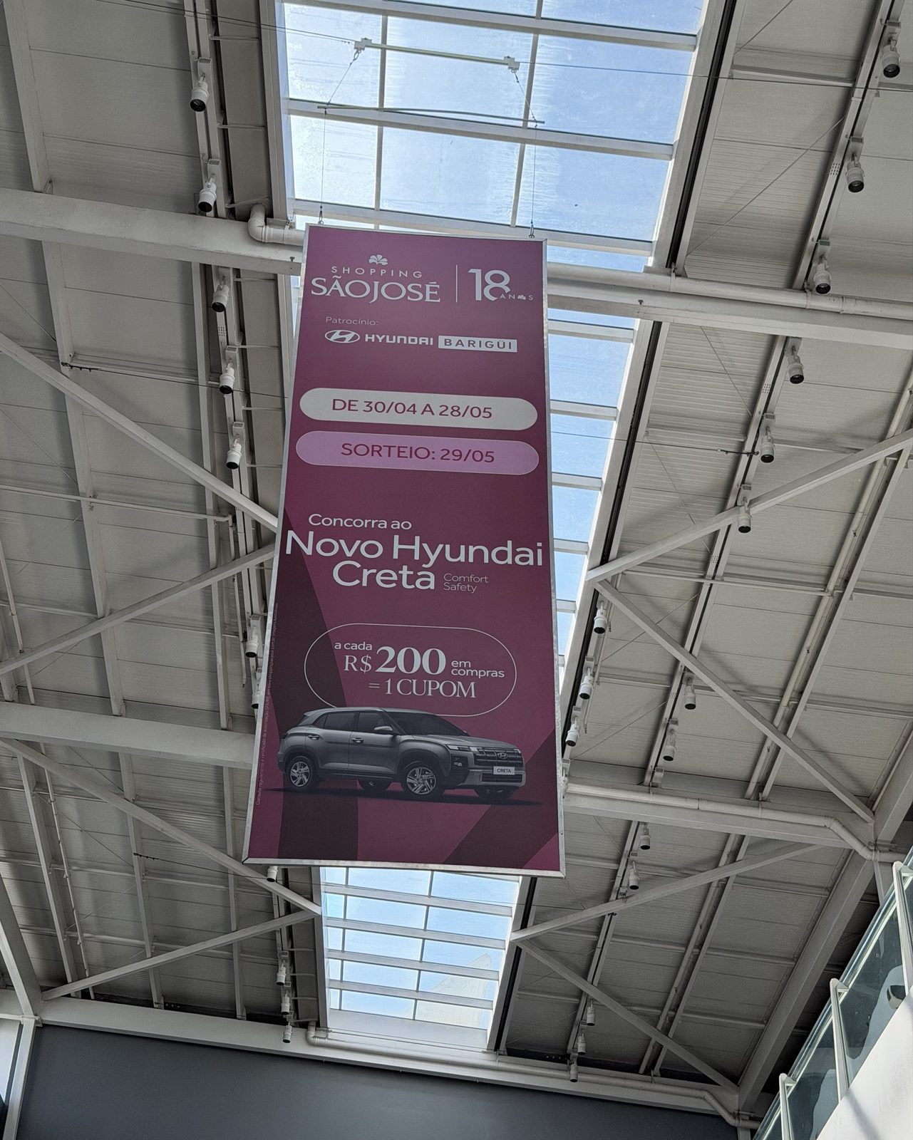 Banner suspenso sob a claraboia