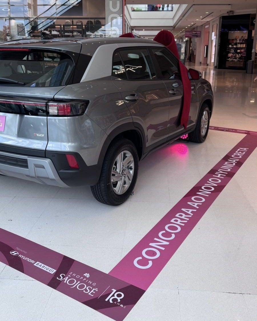 Hyundai Creta exposto com adesivo de piso da promoção