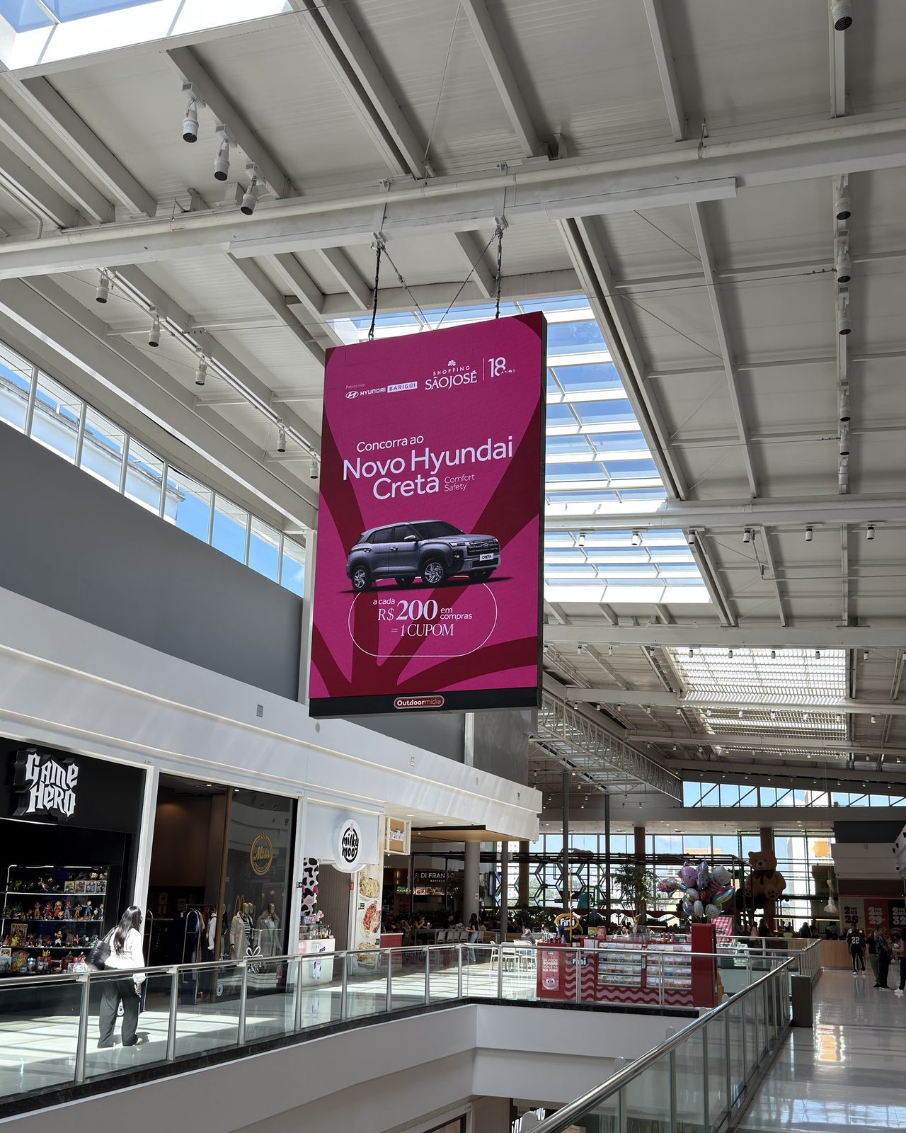 Telão de LED com a campanha de Dia das Mães no átrio do Shopping São José