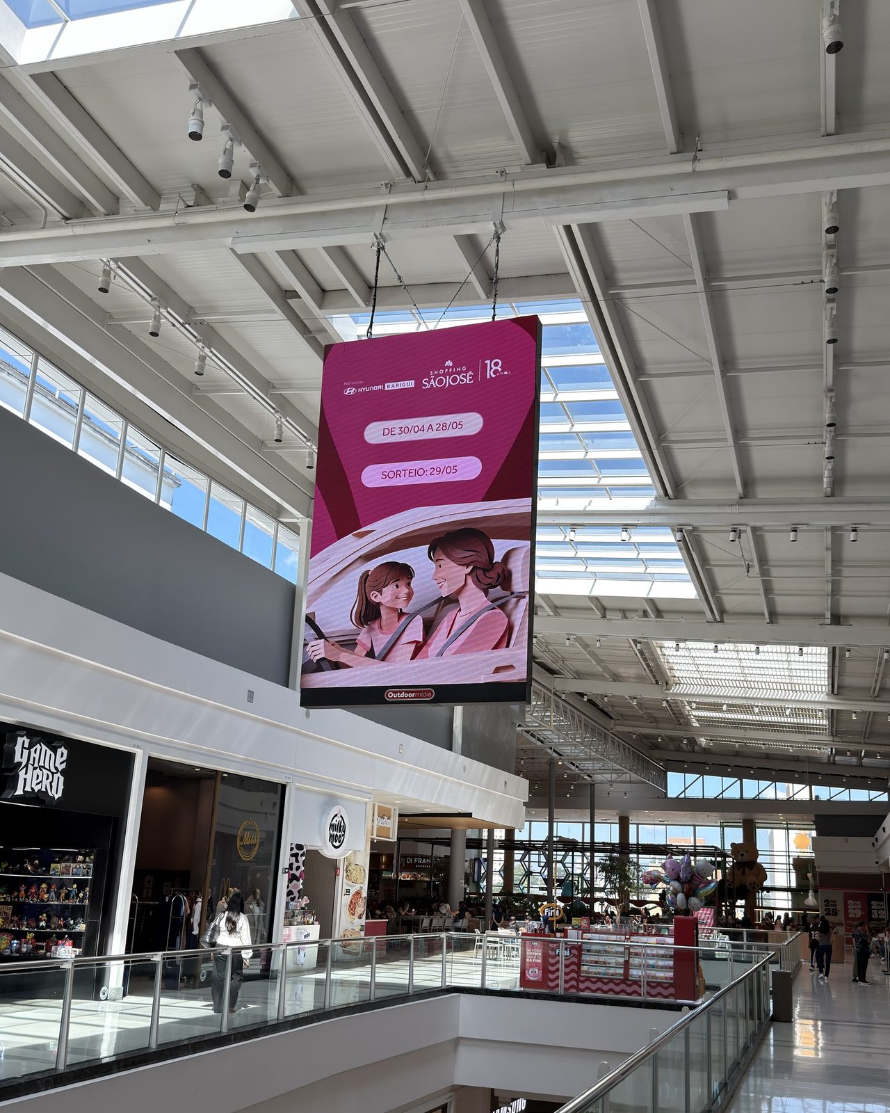 Telão de LED do átrio com a campanha