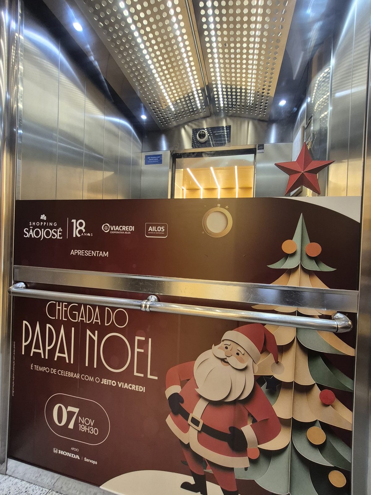 Elevador adesivado com a Chegada do Papai Noel