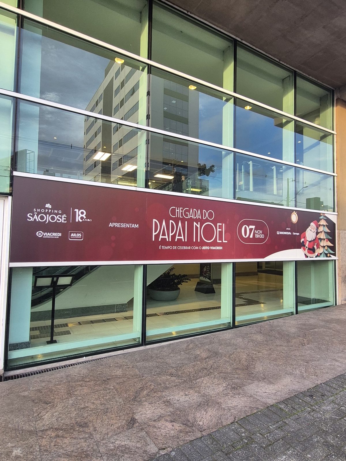 Faixa da Chegada do Papai Noel na fachada externa